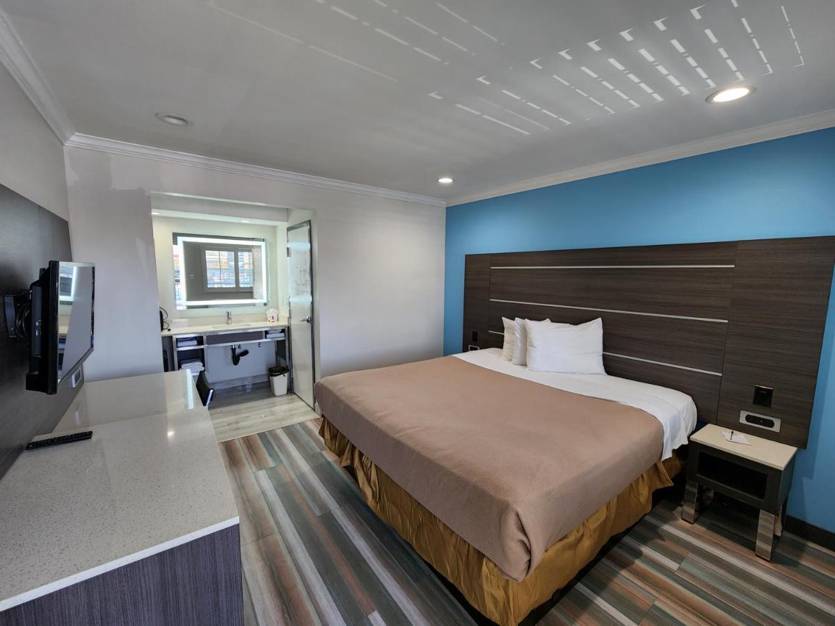 Travelodge Inn & Suites By Wyndham Fullerton Exterior photo